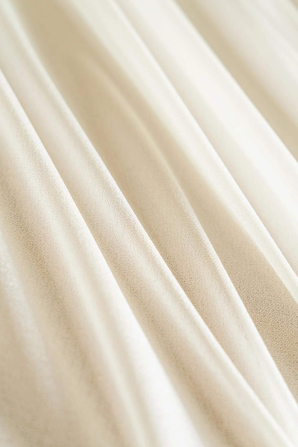 Romantic Sheer Table Runner 29" w x 14ft - Ivory (1-pack) - Image 2